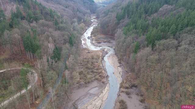 [WIDEO, FOTO z DRONA] W Jeziorze Bystrzyckim nie ma wody! Doszło tam do poważnej awarii zapory