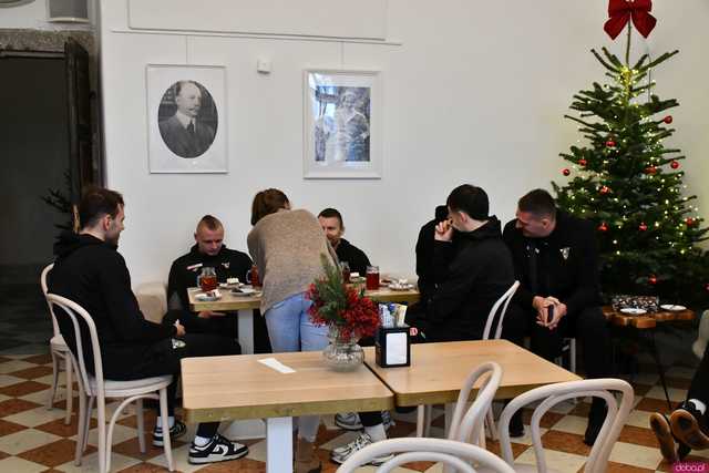 [WIDEO/FOTO] Świąteczna wizyta koszykarzy i niespodzianka dla turystów. Słodkie Święto Basi w Książu
