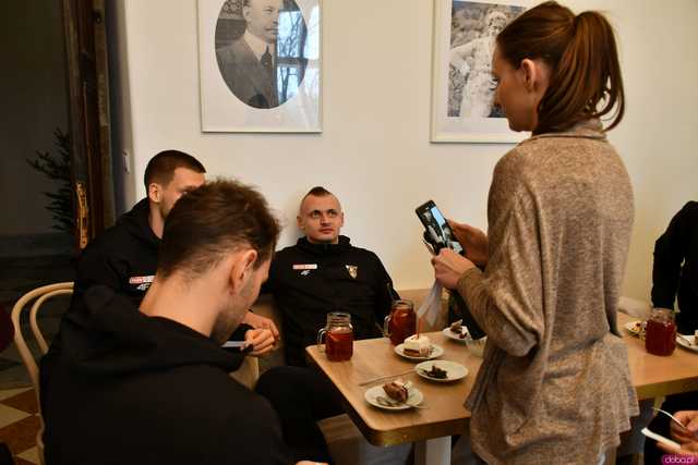 [WIDEO/FOTO] Świąteczna wizyta koszykarzy i niespodzianka dla turystów. Słodkie Święto Basi w Książu