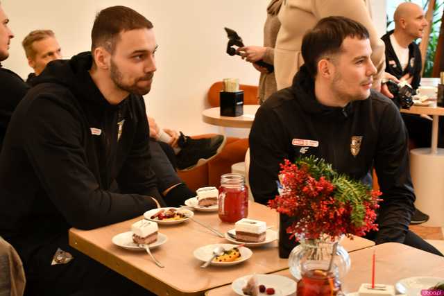 [WIDEO/FOTO] Świąteczna wizyta koszykarzy i niespodzianka dla turystów. Słodkie Święto Basi w Książu