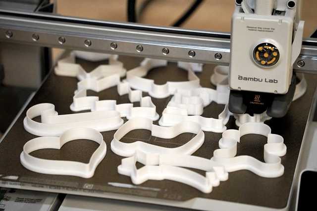 [FOTO] W Bystrzycy Dolnej łączyli technologię druku 3D z pieczeniem pierników 