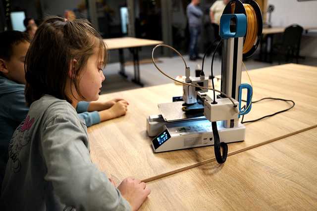 [FOTO] W Bystrzycy Dolnej łączyli technologię druku 3D z pieczeniem pierników 