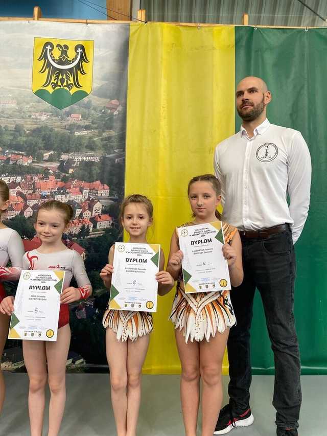 [FOTO] Medale dla akrobatyczek z Żarowa