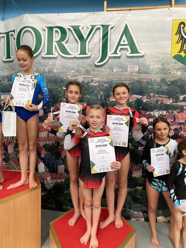 [FOTO] Medale dla akrobatyczek z Żarowa