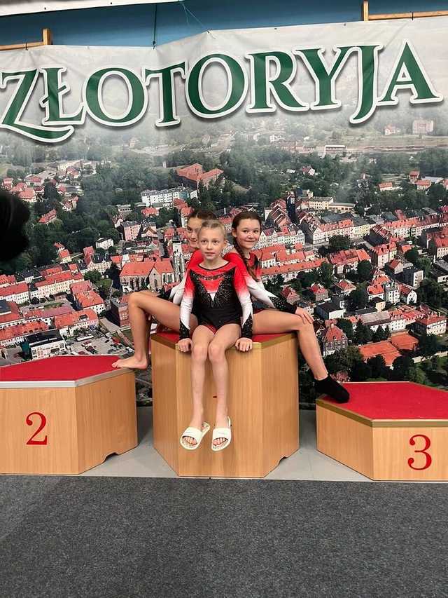 [FOTO] Medale dla akrobatyczek z Żarowa