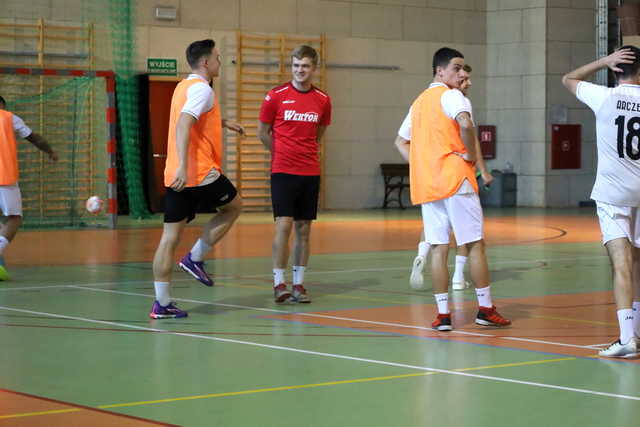 [FOTO] Za nami pierwsza kolejka Żarowskiej Ligi Futsalu Electrolux Cup 