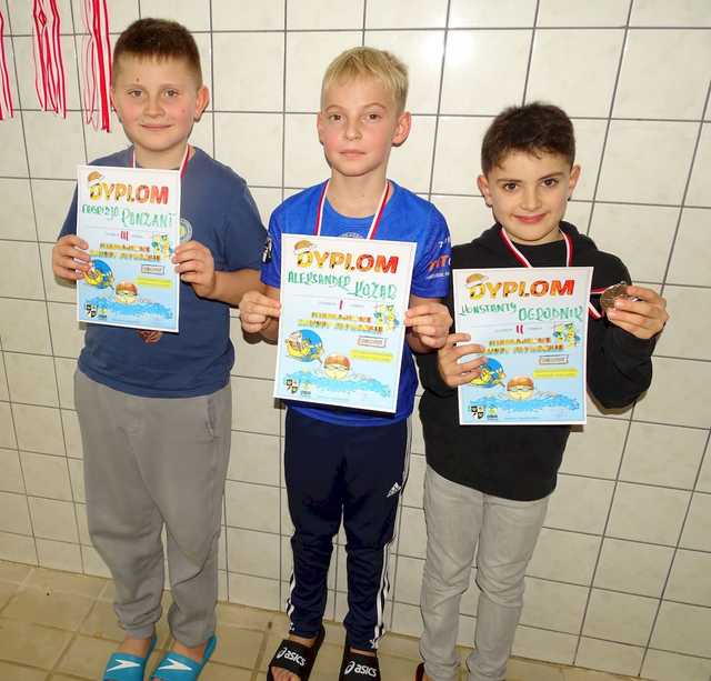 [FOTO] Uczniowie podstawówki rywalizowali w Mikołajkowych Zawodach Pływackich