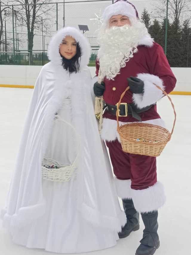 [WIDEO/FOTO] Święty Mikołaj odwiedził Strzegom. Na rynku rozbłysnęły świąteczne ozdoby