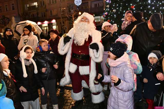 [WIDEO/FOTO] Święty Mikołaj odwiedził Strzegom. Na rynku rozbłysnęły świąteczne ozdoby
