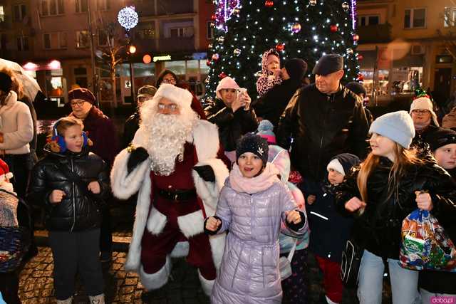 [WIDEO/FOTO] Święty Mikołaj odwiedził Strzegom. Na rynku rozbłysnęły świąteczne ozdoby