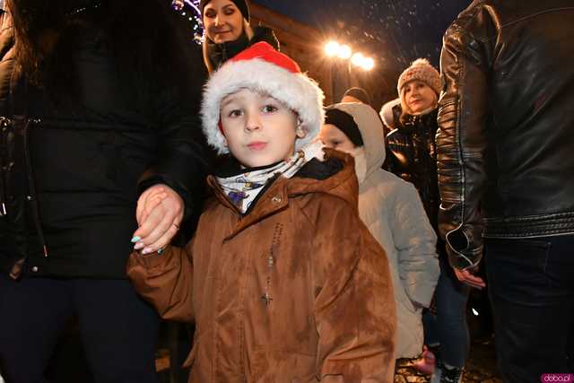 [WIDEO/FOTO] Święty Mikołaj odwiedził Strzegom. Na rynku rozbłysnęły świąteczne ozdoby