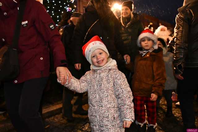 [WIDEO/FOTO] Święty Mikołaj odwiedził Strzegom. Na rynku rozbłysnęły świąteczne ozdoby