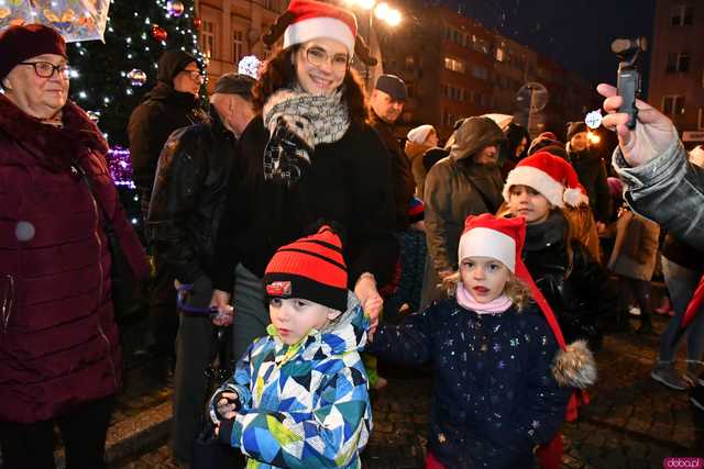 [WIDEO/FOTO] Święty Mikołaj odwiedził Strzegom. Na rynku rozbłysnęły świąteczne ozdoby