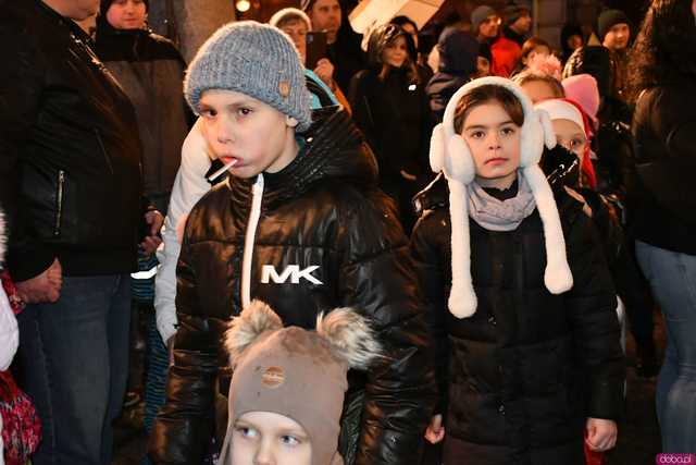 [WIDEO/FOTO] Święty Mikołaj odwiedził Strzegom. Na rynku rozbłysnęły świąteczne ozdoby