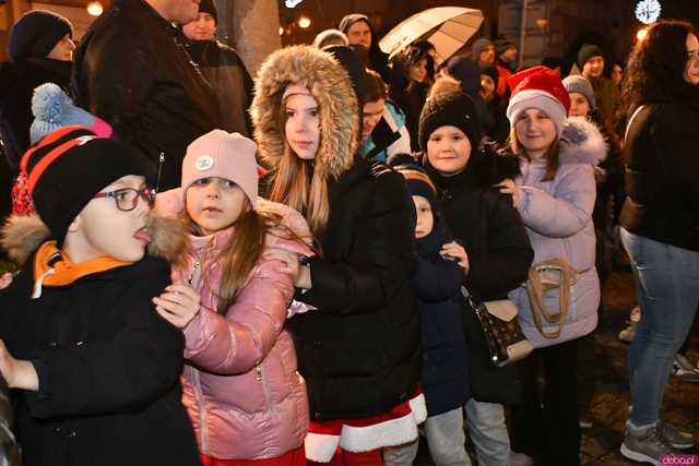 [WIDEO/FOTO] Święty Mikołaj odwiedził Strzegom. Na rynku rozbłysnęły świąteczne ozdoby