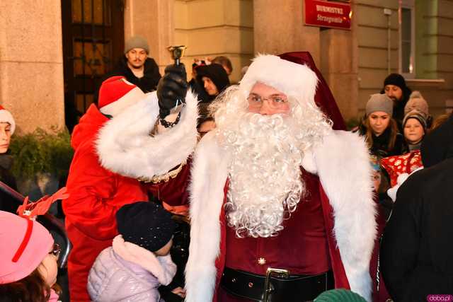[WIDEO/FOTO] Święty Mikołaj odwiedził Strzegom. Na rynku rozbłysnęły świąteczne ozdoby