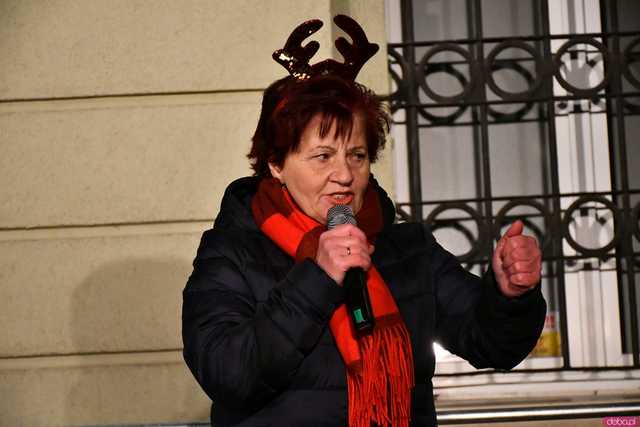 [WIDEO/FOTO] Święty Mikołaj odwiedził Strzegom. Na rynku rozbłysnęły świąteczne ozdoby