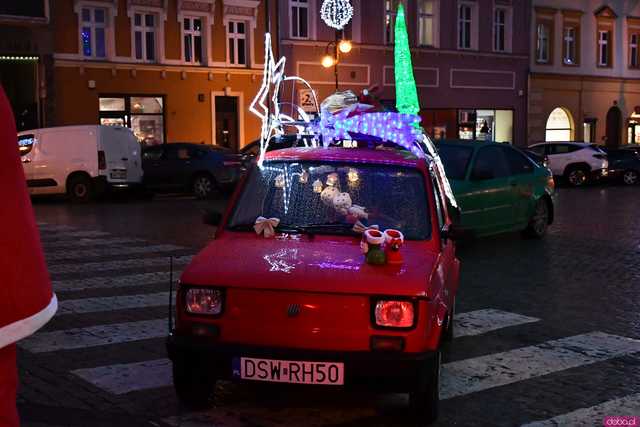 [WIDEO/FOTO] Święty Mikołaj odwiedził Strzegom. Na rynku rozbłysnęły świąteczne ozdoby