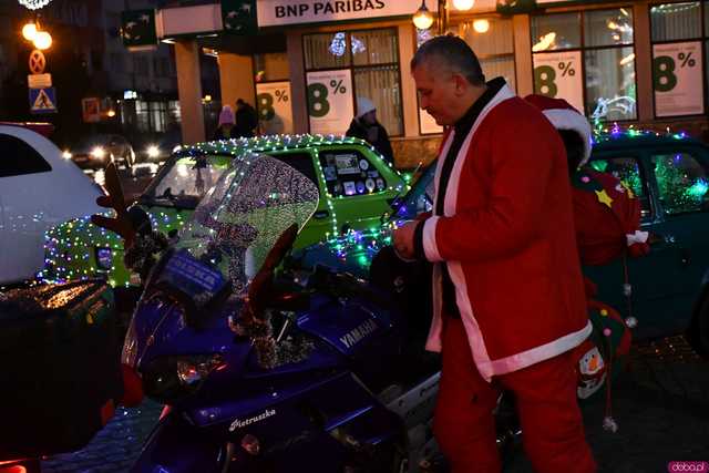 [WIDEO/FOTO] Święty Mikołaj odwiedził Strzegom. Na rynku rozbłysnęły świąteczne ozdoby