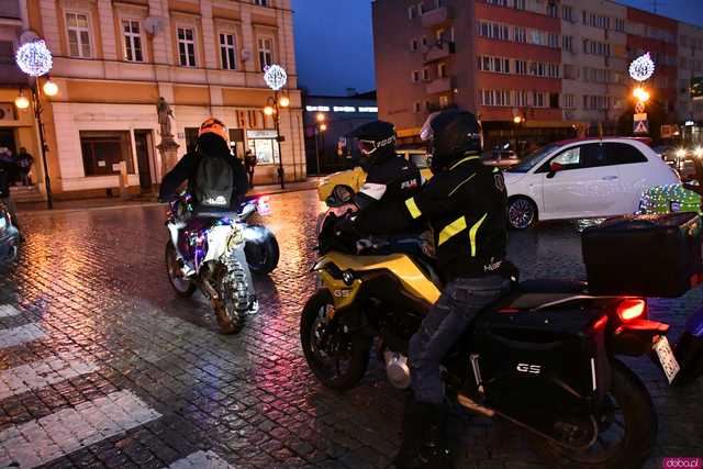[WIDEO/FOTO] Święty Mikołaj odwiedził Strzegom. Na rynku rozbłysnęły świąteczne ozdoby