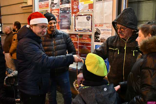 [WIDEO/FOTO] Święty Mikołaj odwiedził Strzegom. Na rynku rozbłysnęły świąteczne ozdoby