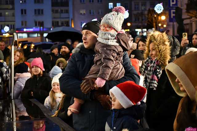 [WIDEO/FOTO] Święty Mikołaj odwiedził Strzegom. Na rynku rozbłysnęły świąteczne ozdoby