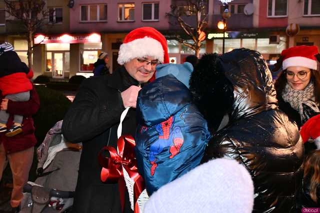 [WIDEO/FOTO] Święty Mikołaj odwiedził Strzegom. Na rynku rozbłysnęły świąteczne ozdoby
