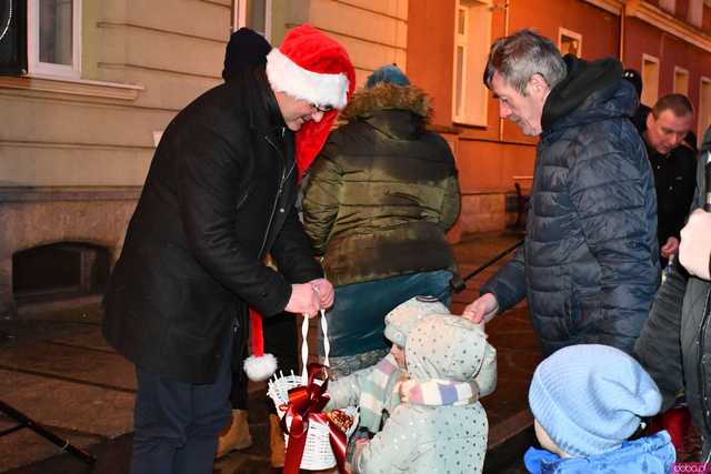 [WIDEO/FOTO] Święty Mikołaj odwiedził Strzegom. Na rynku rozbłysnęły świąteczne ozdoby