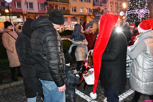 [WIDEO/FOTO] Święty Mikołaj odwiedził Strzegom. Na rynku rozbłysnęły świąteczne ozdoby