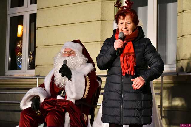 [WIDEO/FOTO] Święty Mikołaj odwiedził Strzegom. Na rynku rozbłysnęły świąteczne ozdoby