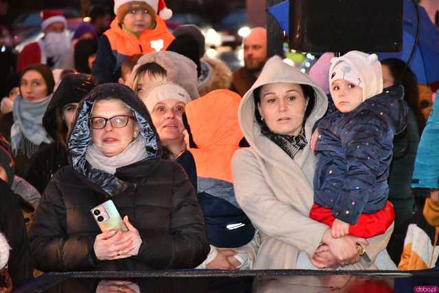 [WIDEO/FOTO] Święty Mikołaj odwiedził Strzegom. Na rynku rozbłysnęły świąteczne ozdoby
