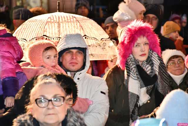 [WIDEO/FOTO] Święty Mikołaj odwiedził Strzegom. Na rynku rozbłysnęły świąteczne ozdoby