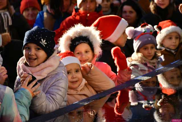 [WIDEO/FOTO] Święty Mikołaj odwiedził Strzegom. Na rynku rozbłysnęły świąteczne ozdoby