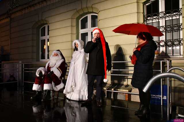 [WIDEO/FOTO] Święty Mikołaj odwiedził Strzegom. Na rynku rozbłysnęły świąteczne ozdoby