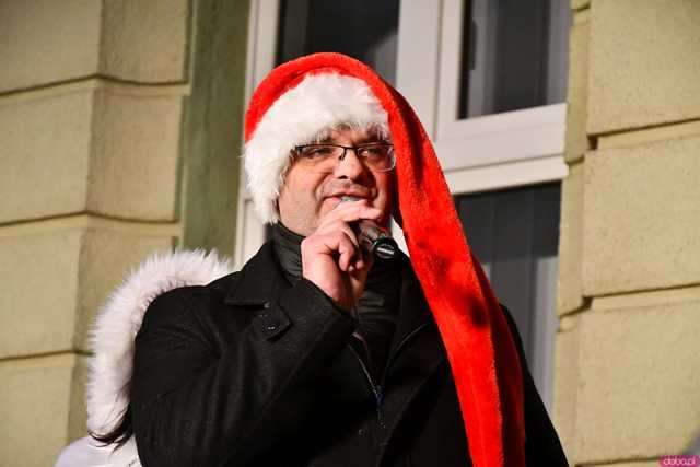 [WIDEO/FOTO] Święty Mikołaj odwiedził Strzegom. Na rynku rozbłysnęły świąteczne ozdoby