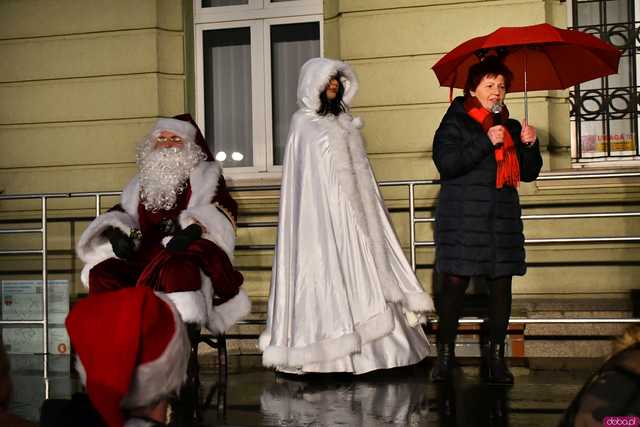 [WIDEO/FOTO] Święty Mikołaj odwiedził Strzegom. Na rynku rozbłysnęły świąteczne ozdoby
