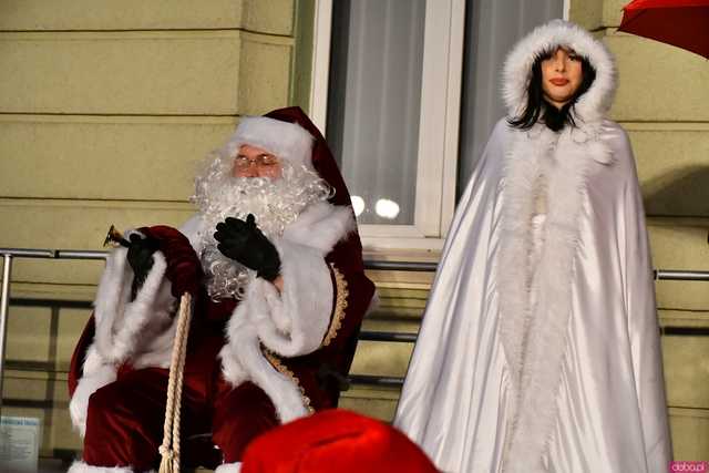 [WIDEO/FOTO] Święty Mikołaj odwiedził Strzegom. Na rynku rozbłysnęły świąteczne ozdoby