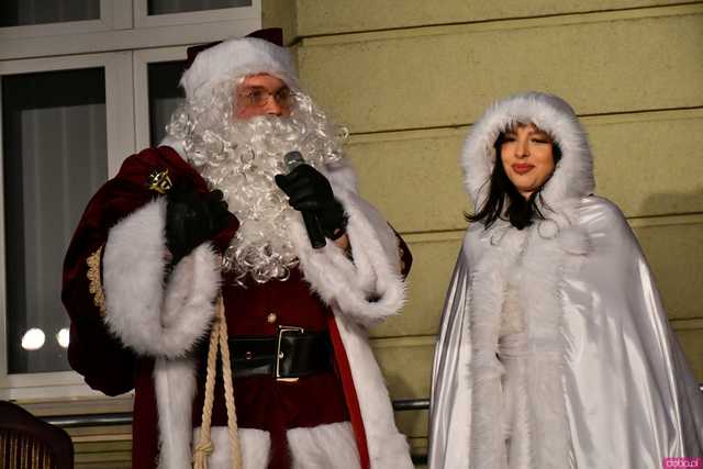 [WIDEO/FOTO] Święty Mikołaj odwiedził Strzegom. Na rynku rozbłysnęły świąteczne ozdoby