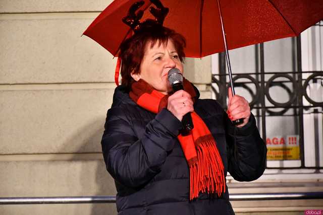 [WIDEO/FOTO] Święty Mikołaj odwiedził Strzegom. Na rynku rozbłysnęły świąteczne ozdoby