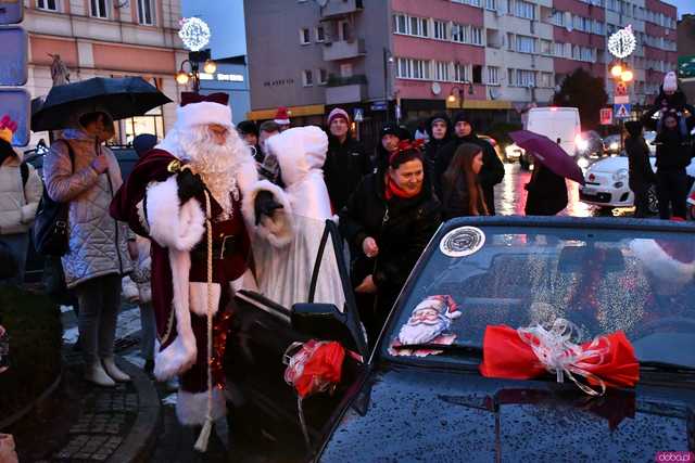 [WIDEO/FOTO] Święty Mikołaj odwiedził Strzegom. Na rynku rozbłysnęły świąteczne ozdoby