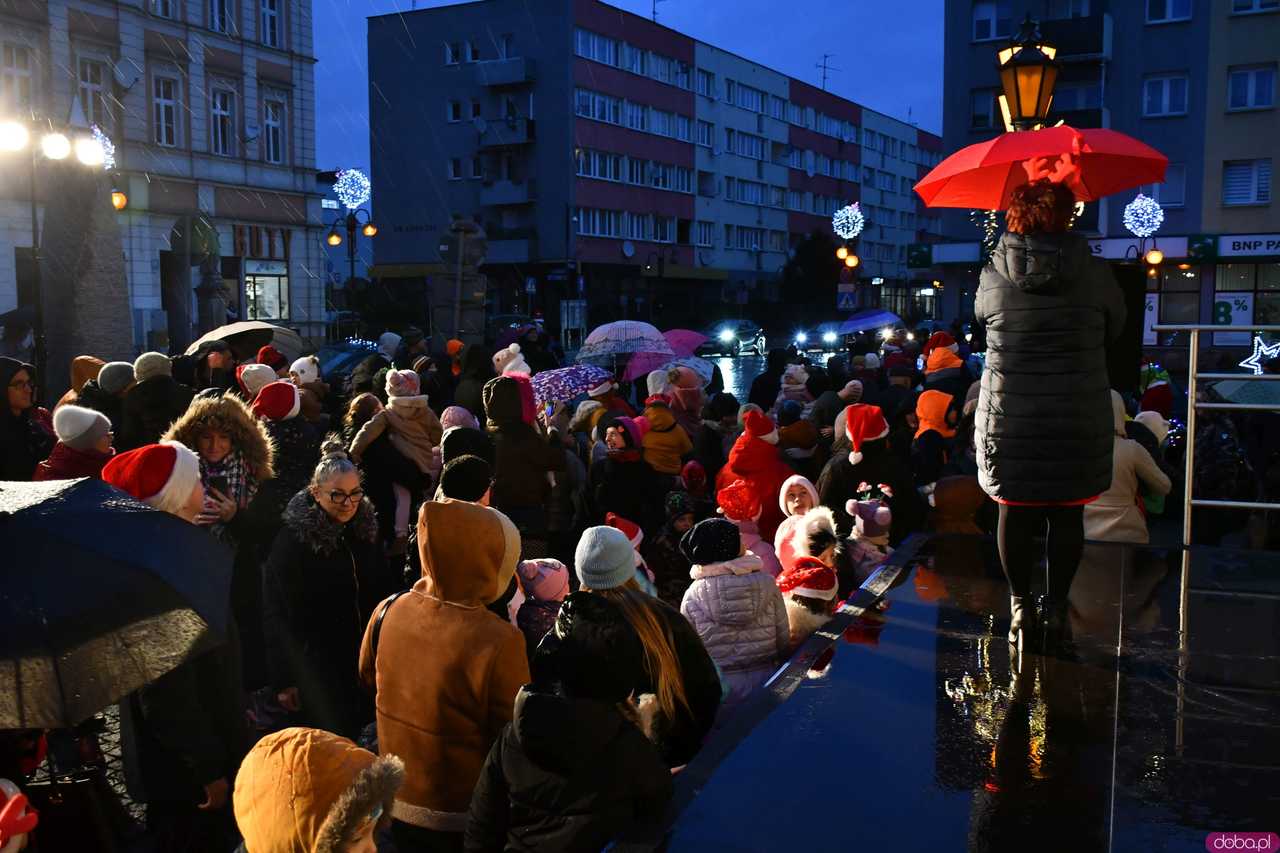 [WIDEO/FOTO] Święty Mikołaj odwiedził Strzegom. Na rynku rozbłysnęły świąteczne ozdoby