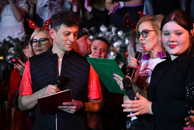[WIDEO/FOTO] Opowieść Wigilijna w wykonaniu uczniów, aktorów, nauczycieli i specjalnych gości na deskach strzegomskiego LO