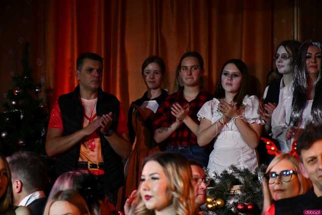 [WIDEO/FOTO] Opowieść Wigilijna w wykonaniu uczniów, aktorów, nauczycieli i specjalnych gości na deskach strzegomskiego LO