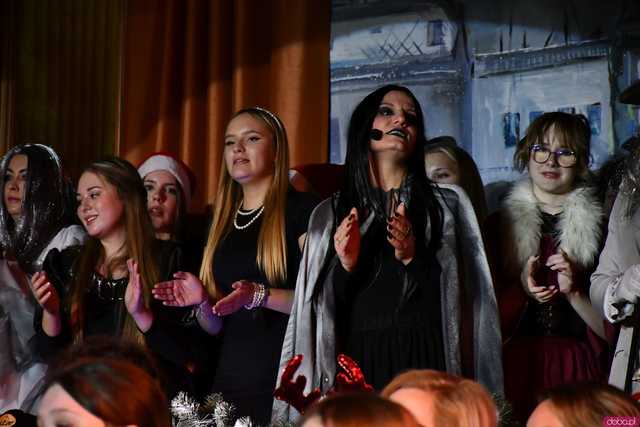 [WIDEO/FOTO] Opowieść Wigilijna w wykonaniu uczniów, aktorów, nauczycieli i specjalnych gości na deskach strzegomskiego LO