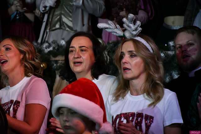 [WIDEO/FOTO] Opowieść Wigilijna w wykonaniu uczniów, aktorów, nauczycieli i specjalnych gości na deskach strzegomskiego LO