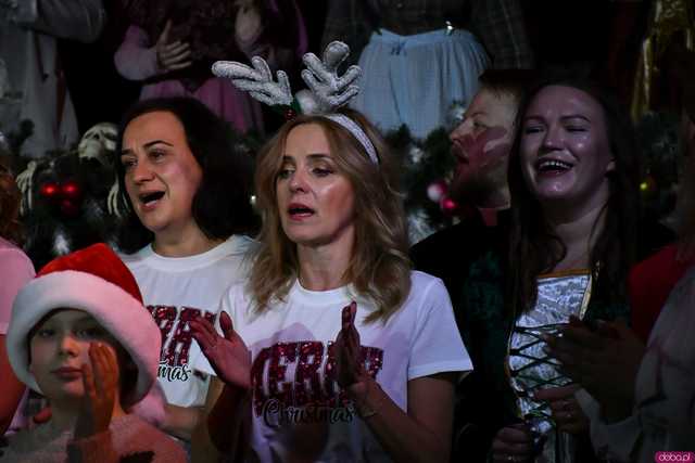 [WIDEO/FOTO] Opowieść Wigilijna w wykonaniu uczniów, aktorów, nauczycieli i specjalnych gości na deskach strzegomskiego LO