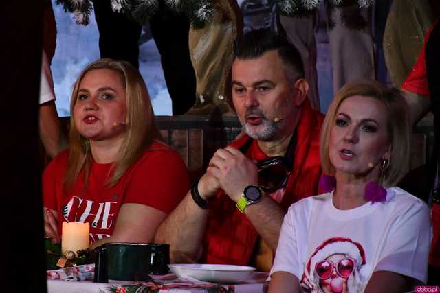 [WIDEO/FOTO] Opowieść Wigilijna w wykonaniu uczniów, aktorów, nauczycieli i specjalnych gości na deskach strzegomskiego LO