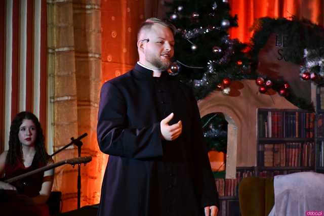 [WIDEO/FOTO] Opowieść Wigilijna w wykonaniu uczniów, aktorów, nauczycieli i specjalnych gości na deskach strzegomskiego LO