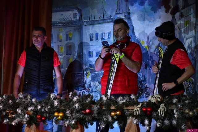 [WIDEO/FOTO] Opowieść Wigilijna w wykonaniu uczniów, aktorów, nauczycieli i specjalnych gości na deskach strzegomskiego LO