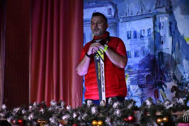 [WIDEO/FOTO] Opowieść Wigilijna w wykonaniu uczniów, aktorów, nauczycieli i specjalnych gości na deskach strzegomskiego LO